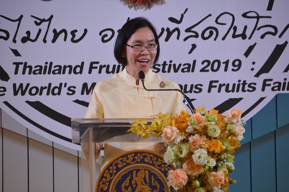 นางสาวชุติมา บุณยประภัศร รัฐมนตรีช่วยว่าการกระทรวงพาณิชย์ เป็นประธานเปิดงาน ผลไม้ไทย อร่อยที่สุดในโลก ณ ลานหน้าศูนย์การค้าเซ็นทรัลเวิลด์ กรุงเทพฯ